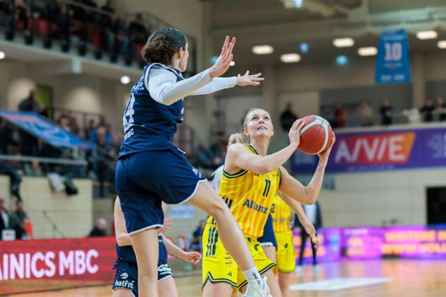 Katelyn Shumate Lions, 14 , Nina Rosemeyer Berlin, 11 , Syntainics MBC vs Alba Berlin, Women, Basketball, 1 Bundesliga, DBBL, Main Round, Matchday 12, Season 2025 26, 21 12 2025 Halle SWH Arena Sachsen Anhalt Germany