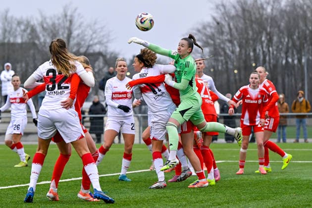 Penalty area scene Sophie Klein Goalkeeper, Goalkeeper, FCB, 1 faustet den ball vor Rosa Rückert Stuttgart, 11 weg, 21 12 2025, München Deutschland , Fußball,2 Frauen Bundesliga, FC Bayern München II VfB Stuttgart, DFB DFL REGULATIONS PROHIBIT ANY USE OF PHOTOGRAPHS AS IMAGE SEQUENCES AND OR QUASI VIDEO xslx