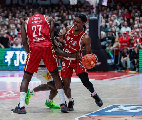 In the picture from left Eddy Edigin Wuerzburg Baskets, 27 , Khyri Thomas Syntainics MBC, 0 and Marcus Carr Wuerzburg Baskets, 5 21 12 2025, Basketball, Fitness First Wuerzburg Baskets vs SYNTAINICS MBC, easyCredit BBL, Matchday 11, Germany, Wuerzburg, tectake Arena, Copyright: HMBxMedia xJulienxBecker