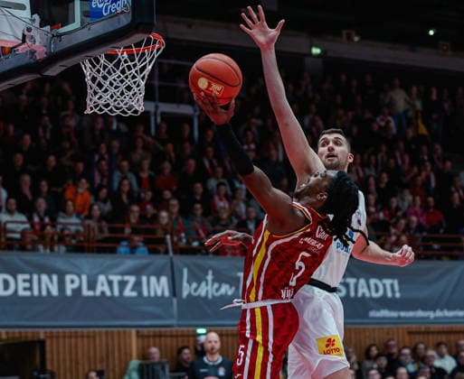 In the picture from left Marcus Carr Wuerzburg Baskets, 5 against Kresimir Nikic Syntainics MBC, 9 21 12 2025, Basketball, Fitness First Wuerzburg Baskets vs SYNTAINICS MBC, easyCredit BBL, 11 Matchday, Germany, Wuerzburg, tectake Arena, Copyright: HMBxMedia xJulienxBecker