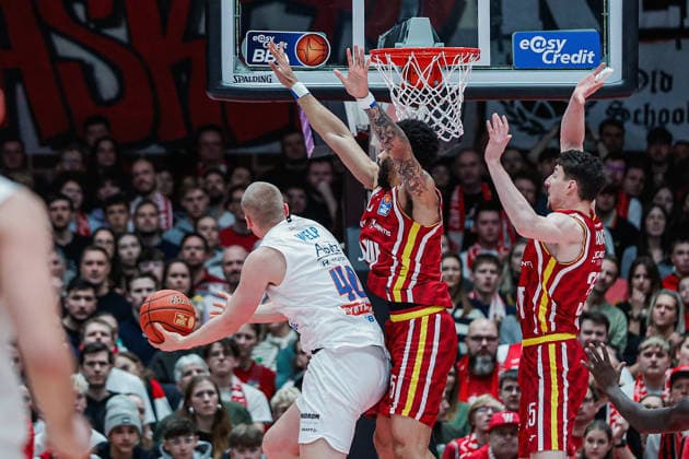 In the picture from left Collin Welp Syntainics MBC, 40 is defended by David Muenkat Wuerzburg Baskets, 55 and Alen Pjanic Wuerzburg Baskets, 35 21 12 2025, Basketball, Fitness First Wuerzburg Baskets vs SYNTAINICS MBC, easyCredit BBL, 11 Matchday, Germany, Wuerzburg, tectake Arena, Copyright: HMBxMedia xJulienxBecker