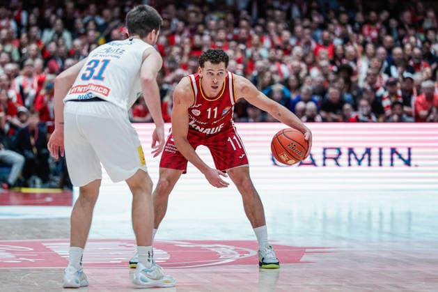 In the picture from left Spencer Reaves Syntainics MBC, 31 against Brae Ivey Wuerzburg Baskets, 11 21 12 2025, Basketball, Fitness First Wuerzburg Baskets vs SYNTAINICS MBC, easyCredit BBL, 11 Matchday, Germany, Wuerzburg, tectake Arena, Copyright: HMBxMedia xJulienxBecker