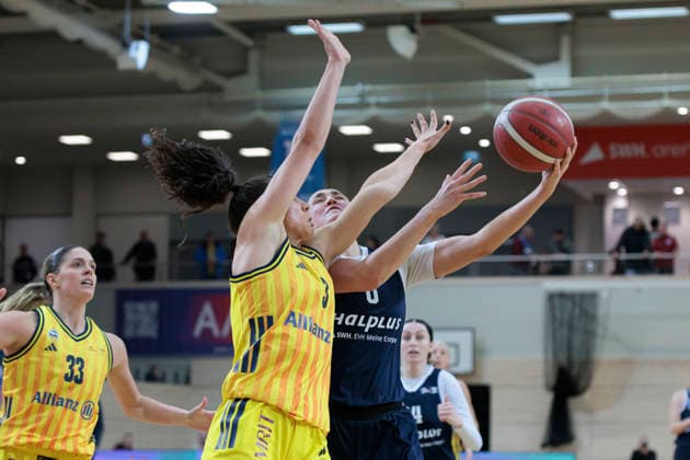 Theresa Simon Berlin, 3 , Alexia Allesch Lions, 0 , Syntainics MBC vs Alba Berlin, Women, Basketball, 1 Bundesliga, DBBL, Main Round, Matchday 12, Season 2025 26, 21 12 2025 Halle SWH Arena Sachsen Anhalt Germany