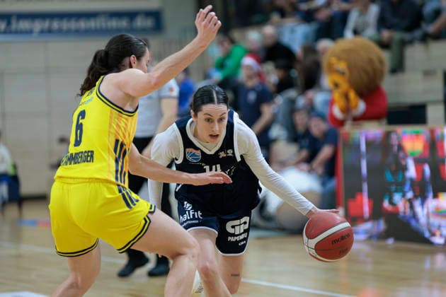Tessa Stammberger Berlin, 6 , Katelyn Shumate Lions, 14 , Syntainics MBC vs Alba Berlin, Women, Basketball, 1 Bundesliga, DBBL, Main Round, Matchday 12, Season 2025 26, 21 12 2025 Halle SWH Arena Sachsen Anhalt Germany