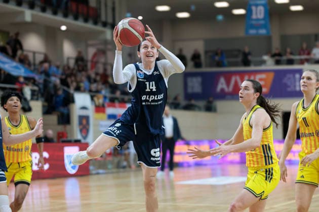 Katelyn Shumate Lions, 14 , Tessa Stammberger Berlin, 6 , Syntainics MBC vs Alba Berlin, Women, Basketball, 1 Bundesliga, DBBL, Main Round, Matchday 12, Season 2025 26, 21 12 2025 Halle SWH Arena Sachsen Anhalt Germany