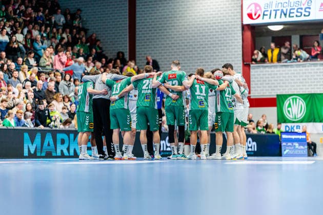 Welcome of the teams of GWD Minden Gruen and Fuechse Berlin Weiss GER, GWD Minden vs Fuechse Berlin, Handball, 1 Bundesliga, Matchday 18, Season 2025 2026, 21 12 2025 GER, GWD Minden vs Fuechse Berlin, Handball, 1 Bundesliga, Matchday 18, Season 2025 2026, 21 12 2025 Luebbecke Copyright: xEibner-Pressefoto JanxRollingerx EP_JSK