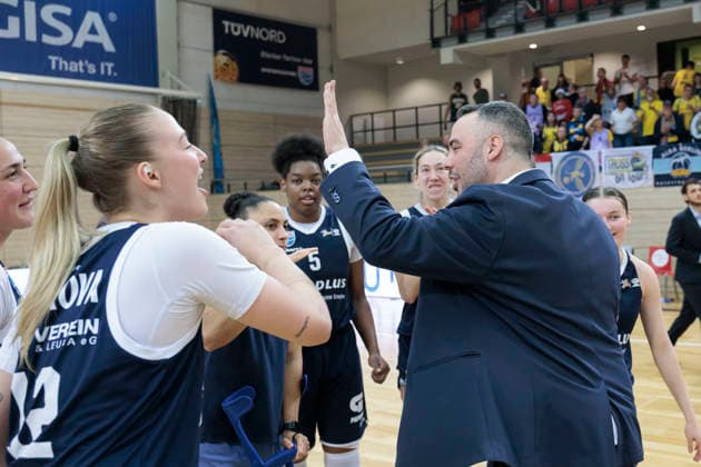Lions cheer with Timur Topal Lions, Head Coach cheer after 82 76 home win, Syntainics MBC vs Alba Berlin, Women, Basketball, 1 Bundesliga, DBBL, Main Round, Matchday 12, Season 2025 26, 21 12 2025 Halle SWH Arena Sachsen Anhalt Germany