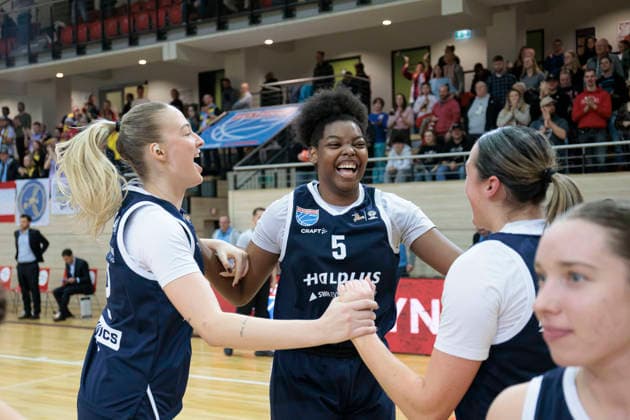 Anna Alborova Lions, 12 , Khalis Cain Lions, 5 , Alexia Allesch Lions, 0 , Anna Suckstoff Lions, 8 cheer after 82 76 home win, Syntainics MBC vs Alba Berlin, Women, Basketball, 1 Bundesliga, DBBL, Main Round, Matchday 12, Season 2025 26, 21 12 2025 Halle SWH Arena Sachsen Anhalt Germany