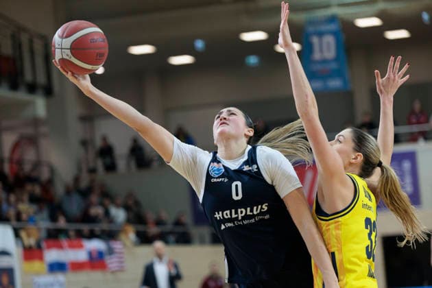 Alexia Allesch Lions, 0 , Emily Kiser Berlin, 33 , Syntainics MBC vs Alba Berlin, Women, Basketball, 1 Bundesliga, DBBL, Main Round, Matchday 12, Season 2025 26, 21 12 2025 Halle SWH Arena Sachsen Anhalt Germany