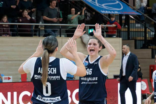 Alexia Allesch Lions, 0 , Romy Bär Lions, 46 cheer after 82 76 home win, Syntainics MBC vs Alba Berlin, Women, Basketball, 1 Bundesliga, DBBL, Main Round, Matchday 12, Season 2025 26, 21 12 2025 Halle SWH Arena Sachsen Anhalt Germany