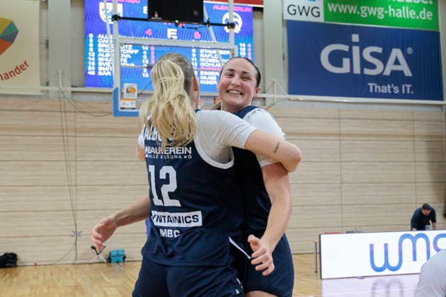 Anna Alborova Lions, 12 and Alexia Allesch Lions, 0 cheer after 82 76 home win, Syntainics MBC vs Alba Berlin, Women, Basketball, 1 Bundesliga, DBBL, Main Round, Matchday 12, Season 2025 26, 21 12 2025 Halle SWH Arena Sachsen Anhalt Germany