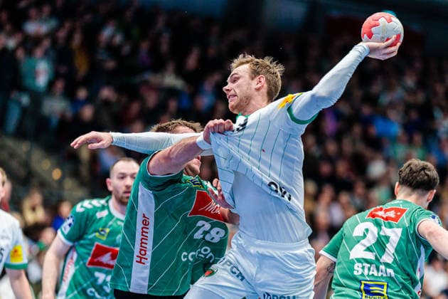 f l Tom Bergner GWD Minden, 28 , Mathias Gidsel Fuechse Berlin, 19 GER, GWD Minden vs Fuechse Berlin, Handball, 1 Bundesliga, Matchday 18, Season 2025 2026, 21 12 2025 GER, GWD Minden vs Fuechse Berlin, Handball, 1 Bundesliga, Matchday 18, Season 2025 2026, 21 12 2025 Luebbecke Copyright: xEibner-Pressefoto JanxRollingerx EP_JSK