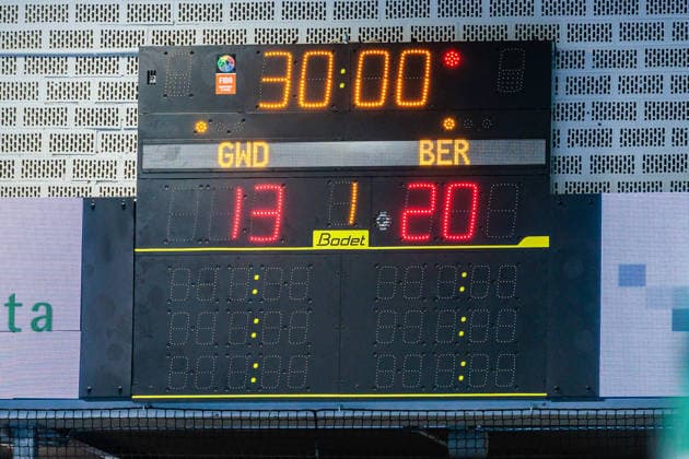Half-time score on the scoreboard 13 20 GER, GWD Minden vs Fuechse Berlin, Handball, 1 Bundesliga, Matchday 18, Season 2025 2026, 21 12 2025 GER, GWD Minden vs Fuechse Berlin, Handball, 1 Bundesliga, Matchday 18, Season 2025 2026, 21 12 2025 Luebbecke Copyright: xEibner-Pressefoto JanxRollingerx EP_JSK
