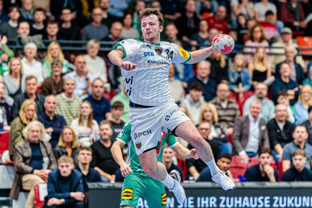 Hakun West av Teigum Fuechse Berlin, 34 in goal throw GER, GWD Minden vs Fuechse Berlin, Handball, 1 Bundesliga, Matchday 18, Season 2025 2026, 21 12 2025 GER, GWD Minden vs Fuechse Berlin, Handball, 1 Bundesliga, Matchday 18, Season 2025 2026, 21 12 2025 Luebbecke Copyright: xEibner-Pressefoto JanxRollingerx EP_JSK