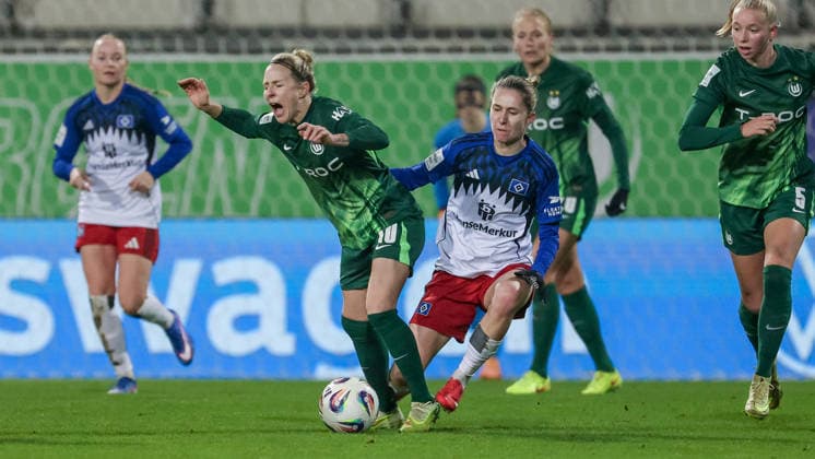 from left Svenja Huth VfL Wolfsburg, 10 and Maria Mikolajova Hamburger SV, 27 in a duel, dynamic, action, action, game scene, THE DFB REGULATIONS PROHIBIT ANY USE OF PHOTOGRAPHS AS IMAGE SEQUENCES AND OR QUASI VIDEO , 21 12 2025, Wolfsburg Germany , Football, Google Pixel Womens Bundesliga, VfL Wolfsburg Hamburger SV xobx