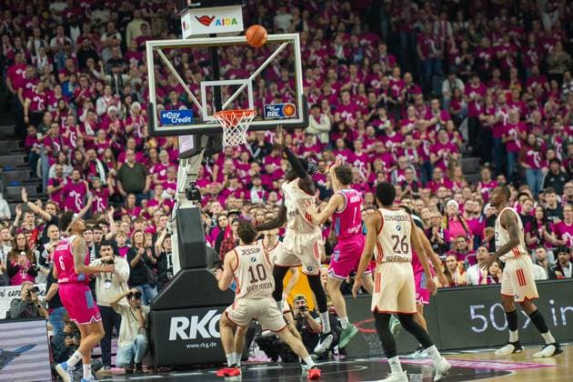 Justinian Jessup, Shooting Guard, FC Bayern Basketball 10 , Spencer Dinwiddie, Guard, FC Bayern Basketball 26 , , Telekom Baskets Bonn vs FC Bayern Basketball, Basketball, BBL, 31 Matchday, 21 12 2025 Cologne North Rhine-Westphalia Germany Copyright: xkolbert-press MartinxWdziecznyx