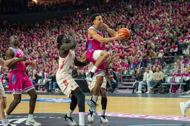 Wenyen Gabriel, Center, FC Bayern Basketball 32 ,Joel Aminu, Shooting Guard, Telekom Baskets Bonn 21 , Patrick Heckmann, Power Forward, Telekom Baskets Bonn 33 , , Telekom Baskets Bonn vs FC Bayern Basketball, Basketball, Basketball, BBL, 31 Matchday, 21 12 2025 Cologne North Rhine-Westphalia Germany Copyright: xkolbert-press MartinxWdziecznyx