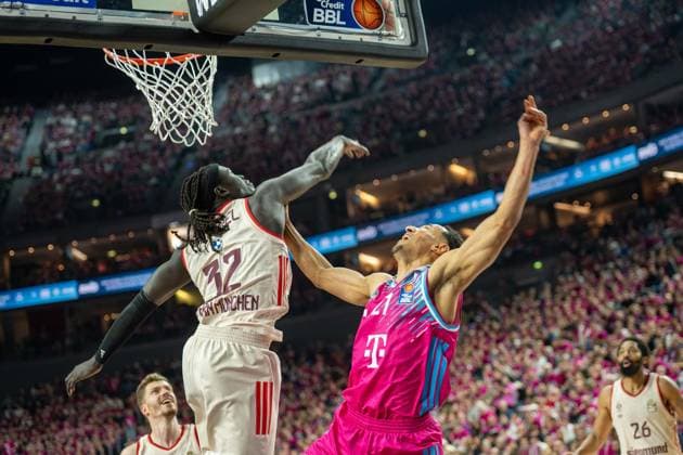 Wenyen Gabriel, Center, FC Bayern Basketball 32 , Joel Aminu, Shooting Guard, Telekom Baskets Bonn 21 , , Telekom Baskets Bonn vs FC Bayern Basketball, Basketball, BBL, 31 Matchday, 21 12 2025 Cologne North Rhine-Westphalia Germany Copyright: xkolbert-press MartinxWdziecznyx