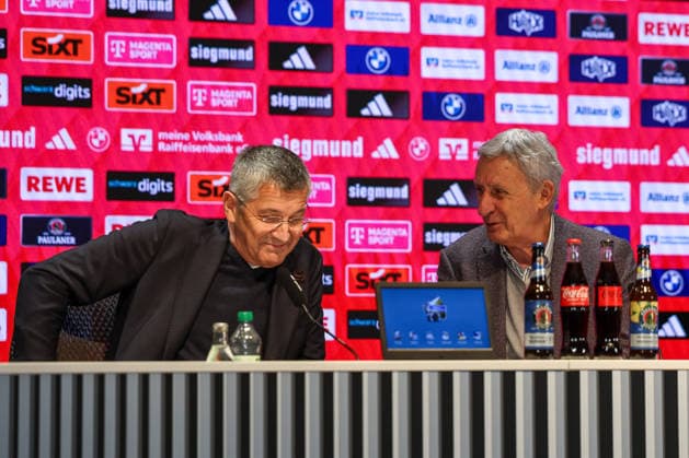 Herbert Hainer FC Bayern Muenchen, President in conversation with Svetislav Pesic FC Bayern Basketball, new Head Coach , GER, FC Bayern Basketball Press Conference, Season 2025 2026, 22 12 2025, GER, FC Bayern Basketball Press Conference, Season 2025 2026, 22 12 2025 Muenchen Copyright: xEibner-Pressefoto JennixMaulx EP_JML