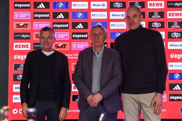 Herbert Hainer FC Bayern Muenchen, President , Svetislav Pesic FC Bayern Basketball, new Head Coach and Dragan Tarlac FC Bayern Basketball, Managing Director Sport , GER, FC Bayern Basketball Press Conference, Season 2025 2026, 22 12 2025, GER, FC Bayern Basketball Press Conference, Season 2025 2026, 22 12 2025 Muenchen Copyright: xEibner-Pressefoto JennixMaulx EP_JML