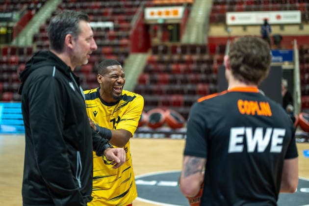 Kenneth Desloovere MHP RIESEN Ludwigsburg, Co Coach , Yorman Polas Bartolo MHP RIESEN Ludwigsburg, 13 , Booker Coplin Rasta Vechta, 30 , GER, MHP RIESEN Ludwigsburg vs Rasta Vechta, easycredit BBL, Basketball, Bundesliga, 11 Matchday, Season 2025 2026, 22 12 2025, 06 12 2025, GER, MHP RIESEN Ludwigsburg vs Rasta Vechta, easycredit BBL, Basketball, Bundesliga, 11 Matchday, Season 2025 2026, 22 12 2025 Ludwigsburg Copyright: xEibner-Pressefoto SaschaxWaltherx EP_EER