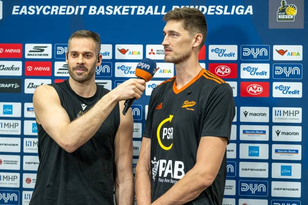 Tibor Pleiss Rasta Vechta, 22 , Jonas Wohlfarth Bottermann MHP RIESEN Ludwigsburg, 18 , GER, MHP RIESEN Ludwigsburg vs Rasta Vechta, easycredit BBL, Basketball, Bundesliga, Matchday 11, Season 2025 2026, 22 12 2025, 06 12 2025, GER, MHP RIESEN Ludwigsburg vs Rasta Vechta, easycredit BBL, Basketball, Bundesliga, Matchday 11, Season 2025 2026, 22 12 2025 Ludwigsburg Copyright: xEibner-Pressefoto SaschaxWaltherx EP_EER