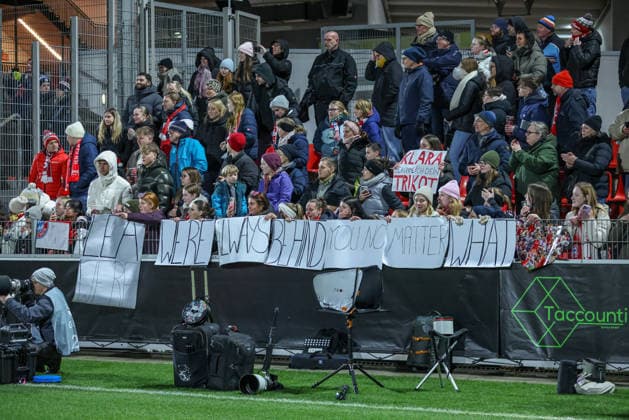 GER, Leverkusen, Bayer Leverkusen vs FC Bayern Munich, Google Pixel Womens Bundesliga, Football, DFB, Season 2025 2026, Ulrich Haberland Stadium, 14 Matchday in picture Lea Schüller Bayern Munich Women 11 says goodbye to the fans of FC Bayern Munich Women, Tears, Emotions, Fans with Banner DFB DFL REGULATIONS PROHIBIT ANY USE OF PHOTOGRAPHS AS IMAGE SEQUENCES AND OR QUASI VIDEO, 22 12 2025 Copyright: HMBxMedia HendrikxHamelau