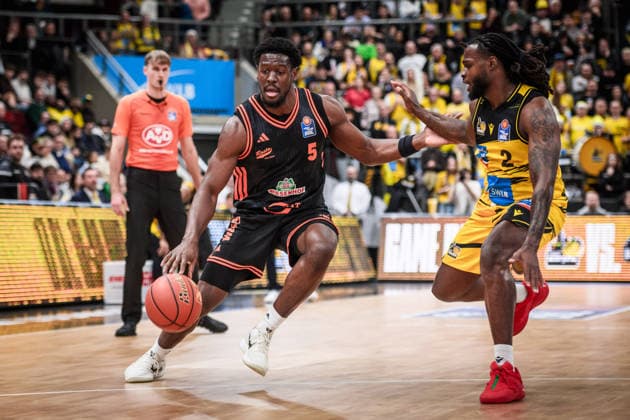 TJ Bamba Rasta Vechta, 05 vs Tray Buchanan MHP RIESEN Ludwigsburg, 02 GER, MHP Riesen Ludwigsburg RASTA Vechta, easycredit BBL, Basketball, Bundesliga, 11 Matchday, Season 2025 2026, 22 12 2025 GER, MHP Riesen Ludwigsburg RASTA Vechta, easycredit BBL, Basketball, Bundesliga, 11 Matchday, Season 2025 2026, 22 12 2025 Ludwigsburg Copyright: xSandyxDinkelackerx EP_SDR