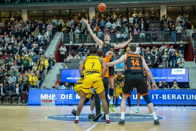 Tibor Pleiss Rasta Vechta, 22 , Elijah Hughes MHP RIESEN Ludwigsburg, 07 , Philipp Herkenhoff Rasta Vechta, 14 , GER, MHP RIESEN Ludwigsburg vs Rasta Vechta, easycredit BBL, Basketball, Bundesliga, 11 Matchday, Season 2025 2026, 22 12 2025, 06 12 2025, GER, MHP RIESEN Ludwigsburg vs Rasta Vechta, easycredit BBL, Basketball, Bundesliga, 11 Matchday, Season 2025 2026, 22 12 2025 Ludwigsburg Copyright: xEibner-Pressefoto SaschaxWaltherx EP_EER