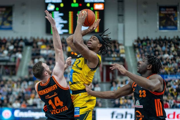 Philipp Herkenhoff Rasta Vechta, 14 , Traveon Buchanan MHP RIESEN Ludwigsburg, 02 , Malcolm Dandridge Rasta Vechta, 23 , GER, MHP RIESEN Ludwigsburg vs Rasta Vechta, easycredit BBL, Basketball, Bundesliga, 11 Matchday, Season 2025 2026, 22 12 2025, 06 12 2025, GER, MHP RIESEN Ludwigsburg vs Rasta Vechta, easycredit BBL, Basketball, Bundesliga, 11 Matchday, Season 2025 2026, 22 12 2025 Ludwigsburg Copyright: xEibner-Pressefoto SaschaxWaltherx EP_EER