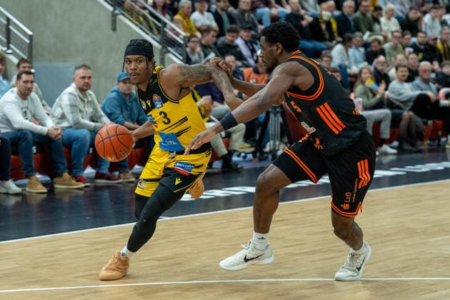 Stefan Smith MHP RIESEN Ludwigsburg, 03 , TJ Bamba Rasta Vechta, 05 , GER, MHP RIESEN Ludwigsburg vs Rasta Vechta, easycredit BBL, Basketball, Bundesliga, Matchday 11, Season 2025 2026, 22 12 2025, 06 12 2025, GER, MHP RIESEN Ludwigsburg vs Rasta Vechta, easycredit BBL, Basketball, Bundesliga, Matchday 11, Season 2025 2026, 22 12 2025 Ludwigsburg Copyright: xEibner-Pressefoto SaschaxWaltherx EP_EER