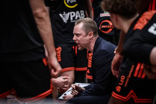 Christian Held (Rasta Vechta, Head-Coach) - Ansprache an das Team, Auszeit GER, MHP Riesen Ludwigsburg - RASTA Vechta, easycredit BBL, Basketball, Bundesliga, 11. Spieltag, Spielzeit 2025 2026, 22.12.2025 GER, MHP Riesen Ludwigsburg - RASTA Vechta, easycredit BBL, Basketball, Bundesliga, 11. Spieltag, Spielzeit 2025 2026, 22.12.2025 Ludwigsburg Copyright: xSandyxDinkelackerx EP_SDR