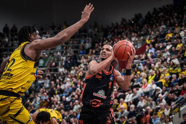 Alonzo Verge Jr Rasta Vechta, 11 vs Keeshawn Kellman MHP RIESEN Ludwigsburg, 32 , li GER, MHP Riesen Ludwigsburg RASTA Vechta, easycredit BBL, Basketball, Bundesliga, 11 Spieltag, Spielzeit 2025 2026, 22 12 2025 GER, MHP Riesen Ludwigsburg RASTA Vechta, easycredit BBL, Basketball, Bundesliga, 11 Spieltag, Spielzeit 2025 2026, 22 12 2025 Ludwigsburg Copyright: xSandyxDinkelackerx EP_SDR