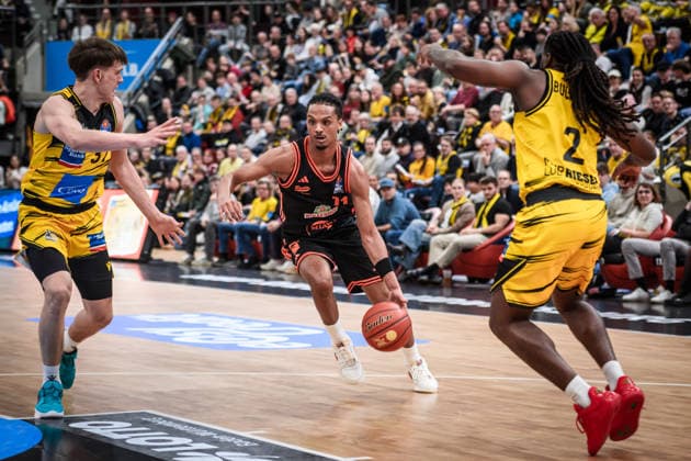 Alonzo Verge Jr Rasta Vechta, 11 between Keeshawn Kellman MHP RIESEN Ludwigsburg, 32 , left and Tray Buchanan MHP RIESEN Ludwigsburg, 02 , right GER, MHP Riesen Ludwigsburg RASTA Vechta, easycredit BBL, Basketball, Bundesliga, 11 Matchday, Season 2025 2026, 22 12 2025 GER, MHP Riesen Ludwigsburg RASTA Vechta, easycredit BBL, Basketball, Bundesliga, 11 Matchday, Season 2025 2026, 22 12 2025 Ludwigsburg Copyright: xSandyxDinkelackerx EP_SDR