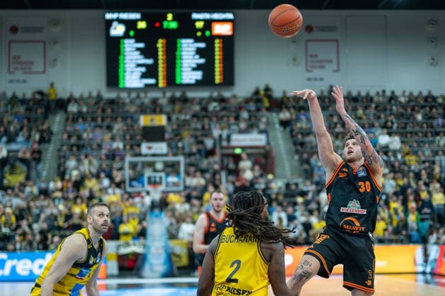 Jonas Wohlfarth Bottermann MHP RIESEN Ludwigsburg, 18 , Traveon Buchanan MHP RIESEN Ludwigsburg, 02 , Booker Coplin Rasta Vechta, 30 , GER, MHP RIESEN Ludwigsburg vs Rasta Vechta, easycredit BBL, Basketball, Bundesliga, 11 Matchday, Season 2025 2026, 22 12 2025, 06 12 2025, GER, MHP RIESEN Ludwigsburg vs Rasta Vechta, easycredit BBL, Basketball, Bundesliga, 11 Matchday, Season 2025 2026, 22 12 2025 Ludwigsburg Copyright: xEibner-Pressefoto SaschaxWaltherx EP_EER