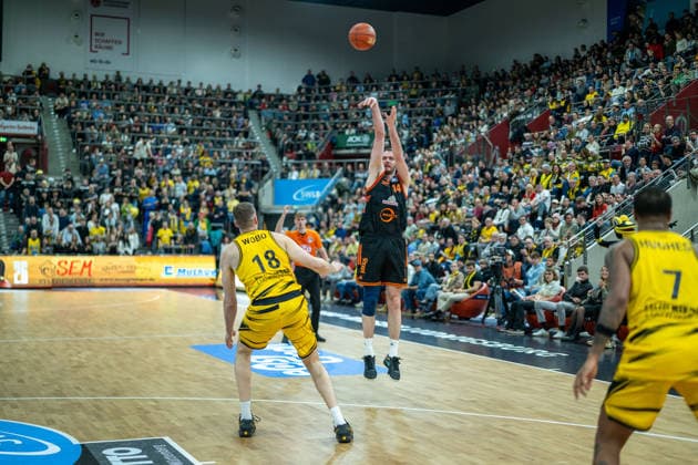 Jonas Wohlfarth Bottermann MHP RIESEN Ludwigsburg, 18 , Philipp Herkenhoff Rasta Vechta, 14 , GER, MHP RIESEN Ludwigsburg vs Rasta Vechta, easycredit BBL, Basketball, Bundesliga, Matchday 11, Season 2025 2026, 22 12 2025, 06 12 2025, GER, MHP RIESEN Ludwigsburg vs Rasta Vechta, easycredit BBL, Basketball, Bundesliga, Matchday 11, Season 2025 2026, 22 12 2025 Ludwigsburg Copyright: xEibner-Pressefoto SaschaxWaltherx EP_EER