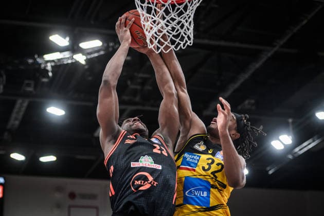 Malcolm Dandridge Rasta Vechta, 23 vs Keeshawn Kellman MHP RIESEN Ludwigsburg, 32 GER, MHP Riesen Ludwigsburg RASTA Vechta, easycredit BBL, Basketball, Bundesliga, 11 Matchday, Season 2025 2026, 22 12 2025 GER, MHP Riesen Ludwigsburg RASTA Vechta, easycredit BBL, Basketball, Bundesliga, 11 Matchday, Season 2025 2026, 22 12 2025 Ludwigsburg Copyright: xSandyxDinkelackerx EP_SDR