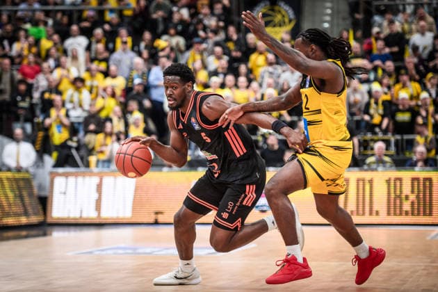 TJ Bamba Rasta Vechta, 05 vs Tray Buchanan MHP RIESEN Ludwigsburg, 02 GER, MHP Riesen Ludwigsburg RASTA Vechta, easycredit BBL, Basketball, Bundesliga, 11 Matchday, Season 2025 2026, 22 12 2025 GER, MHP Riesen Ludwigsburg RASTA Vechta, easycredit BBL, Basketball, Bundesliga, 11 Matchday, Season 2025 2026, 22 12 2025 Ludwigsburg Copyright: xSandyxDinkelackerx EP_SDR