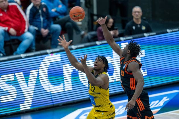 Keeshawn Kellman MHP RIESEN Ludwigsburg, 32 , Malcolm Dandridge Rasta Vechta, 23 , GER, MHP RIESEN Ludwigsburg vs Rasta Vechta, easycredit BBL, Basketball, Bundesliga, Matchday 11, Season 2025 2026, 22 12 2025, 06 12 2025, GER, MHP RIESEN Ludwigsburg vs Rasta Vechta, easycredit BBL, Basketball, Bundesliga, Matchday 11, Season 2025 2026, 22 12 2025 Ludwigsburg Copyright: xEibner-Pressefoto SaschaxWaltherx EP_EER