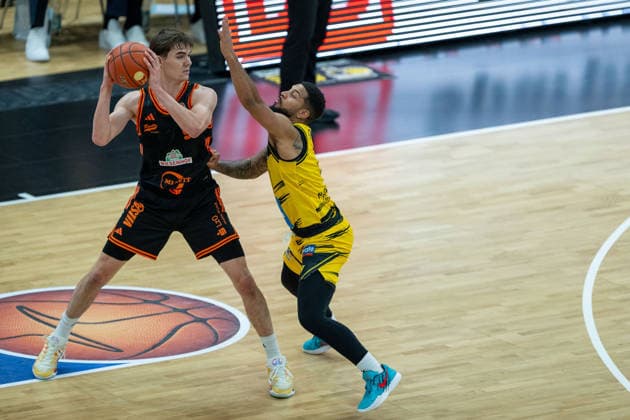 Joschka Ferner Rasta Vechta, 09 , Elijah Hughes MHP RIESEN Ludwigsburg, 07 , GER, MHP RIESEN Ludwigsburg vs Rasta Vechta, easycredit BBL, Basketball, Bundesliga, Matchday 11, Season 2025 2026, 22 12 2025, 06 12 2025, GER, MHP RIESEN Ludwigsburg vs Rasta Vechta, easycredit BBL, Basketball, Bundesliga, Matchday 11, Season 2025 2026, 22 12 2025 Ludwigsburg Copyright: xEibner-Pressefoto SaschaxWaltherx EP_EER