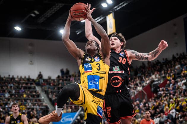 Stefan Smith MHP RIESEN Ludwigsburg, 03 vs Booker Coplin Rasta Vechta, 30 GER, MHP Riesen Ludwigsburg RASTA Vechta, easycredit BBL, Basketball, Bundesliga, 11 Matchday, Season 2025 2026, 22 12 2025 GER, MHP Riesen Ludwigsburg RASTA Vechta, easycredit BBL, Basketball, Bundesliga, 11 Matchday, Season 2025 2026, 22 12 2025 Ludwigsburg Copyright: xSandyxDinkelackerx EP_SDR