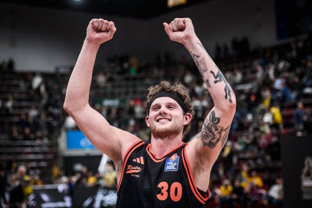 Booker Coplin Rasta Vechta, 30 cheers, joy, winning pose GER, MHP Riesen Ludwigsburg RASTA Vechta, easycredit BBL, Basketball, Bundesliga, Matchday 11, Season 2025 2026, 22 12 2025 GER, MHP Riesen Ludwigsburg RASTA Vechta, easycredit BBL, Basketball, Bundesliga, Matchday 11, Season 2025 2026, 22 12 2025 Ludwigsburg Copyright: xSandyxDinkelackerx EP_SDR