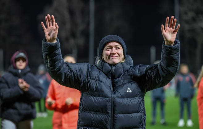GER, Leverkusen, Bayer Leverkusen vs FC Bayern Munich, Google Pixel Womens Bundesliga, Football, DFB, Season 2025 2026, Ulrich Haberland Stadium, 14 Matchday in picture Lea Schüller Bayern Munich Women 11 says goodbye to the fans in tears, emotions at farewell, sadness, jubilation, change DFB DFL REGULATIONS PROHIBIT ANY USE OF PHOTOGRAPHS AS IMAGE SEQUENCES AND OR QUASI VIDEO, 22 12 2025 Copyright: HMBxMedia HendrikxHamelau