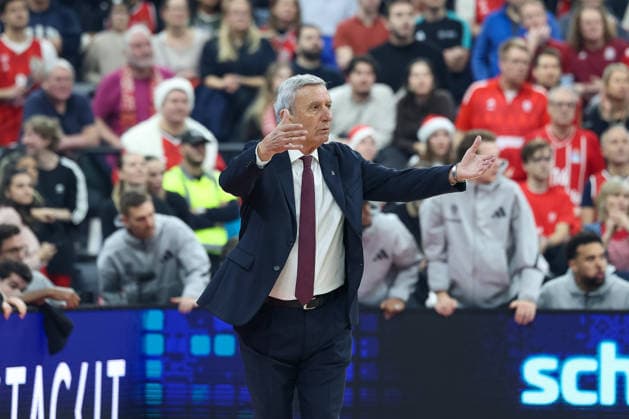 Svetislav Pesic FC Bayern Basketball, Head Coach gesticulates, GER, FC Bayern Basketball vs Hapoel Tel Aviv, Basketball, Euroleague, Matchday 18, Season 2025 2026, 23 12 2025, GER, FC Bayern Basketball vs Hapoel Tel Aviv, Basketball, Euroleague, Matchday 18, Season 2025 2026, 23 12 2025 Munich Copyright: xEibner-Pressefoto JennixMaulx EP_JML
