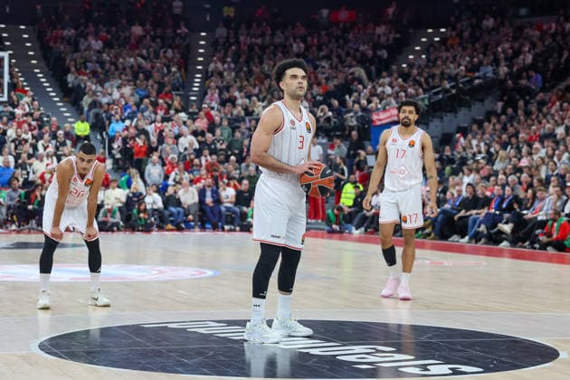 Elijah Bryant Hapoel IBI Tel Aviv, 03 with Collin Malcolm Hapoel IBI Tel Aviv, 17 and Yam Madar Hapoel IBI Tel Aviv, 26 , GER, FC Bayern Basketball vs Hapoel Tel Aviv, Basketball, Euroleague, Matchday 18, Season 2025 2026, 23 12 2025, GER, FC Bayern Basketball vs Hapoel Tel Aviv, Basketball, Euroleague, Matchday 18, Season 2025 2026, 23 12 2025 Muenchen Copyright: xEibner-Pressefoto JennixMaulx EP_JML