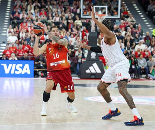 Stefan Jovic FC Bayern Basketball, 16 with Ish Wainright Hapoel IBI Tel Aviv, 24 , GER, FC Bayern Basketball vs Hapoel Tel Aviv, Basketball, Euroleague, Matchday 18, Season 2025 2026, 23 12 2025, GER, FC Bayern Basketball vs Hapoel Tel Aviv, Basketball, Euroleague, Matchday 18, Season 2025 2026, 23 12 2025 Munich Copyright: xEibner-Pressefoto JennixMaulx EP_JML