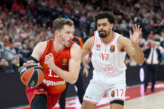 Andreas Obst FC Bayern Basketball, 13 with Collin Malcolm Hapoel IBI Tel Aviv, 17 , GER, FC Bayern Basketball vs Hapoel Tel Aviv, Basketball, Euroleague, Matchday 18, Season 2025 2026, 23 12 2025, GER, FC Bayern Basketball vs Hapoel Tel Aviv, Basketball, Euroleague, Matchday 18, Season 2025 2026, 23 12 2025 Munich Copyright: xEibner-Pressefoto JennixMaulx EP_JML