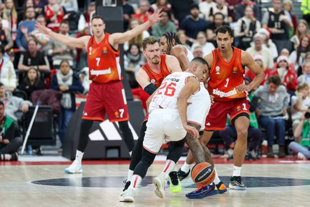 Yam Madar Hapoel IBI Tel Aviv, 26 with Andreas Obst FC Bayern Basketball, 13 and Oscar da Silva FC Bayern Basketball, 01 , with Johannes Voigtmann FC Bayern Basketball, 07 , GER, FC Bayern Basketball vs Hapoel Tel Aviv, Basketball, Euroleague, Matchday 18, Season 2025 2026, 23 12 2025, GER, FC Bayern Basketball vs Hapoel Tel Aviv, Basketball, Euroleague, Matchday 18, Season 2025 2026, 23 12 2025 Munich Copyright: xEibner-Pressefoto JennixMaulx EP_JML