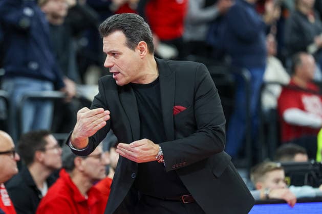 Dimitris Itoudis Hapoel IBI Tel Aviv, Head Coach , GER, FC Bayern Basketball vs Hapoel Tel Aviv, Basketball, Euroleague, Matchday 18, Season 2025 2026, 23 12 2025, GER, FC Bayern Basketball vs Hapoel Tel Aviv, Basketball, Euroleague, Matchday 18, Season 2025 2026, 23 12 2025 Munich Copyright: xEibner-Pressefoto JennixMaulx EP_JML