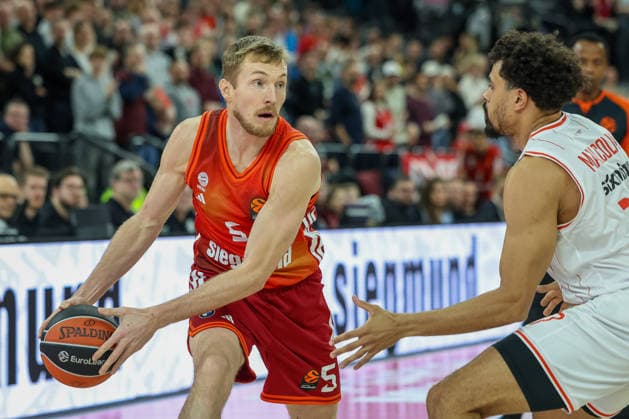 Niels Giffey FC Bayern Basketball, 05 with Collin Malcolm Hapoel IBI Tel Aviv, 17 , GER, FC Bayern Basketball vs Hapoel Tel Aviv, Basketball, Euroleague, Matchday 18, Season 2025 2026, 23 12 2025, GER, FC Bayern Basketball vs Hapoel Tel Aviv, Basketball, Euroleague, Matchday 18, Season 2025 2026, 23 12 2025 Munich Copyright: xEibner-Pressefoto JennixMaulx EP_JML